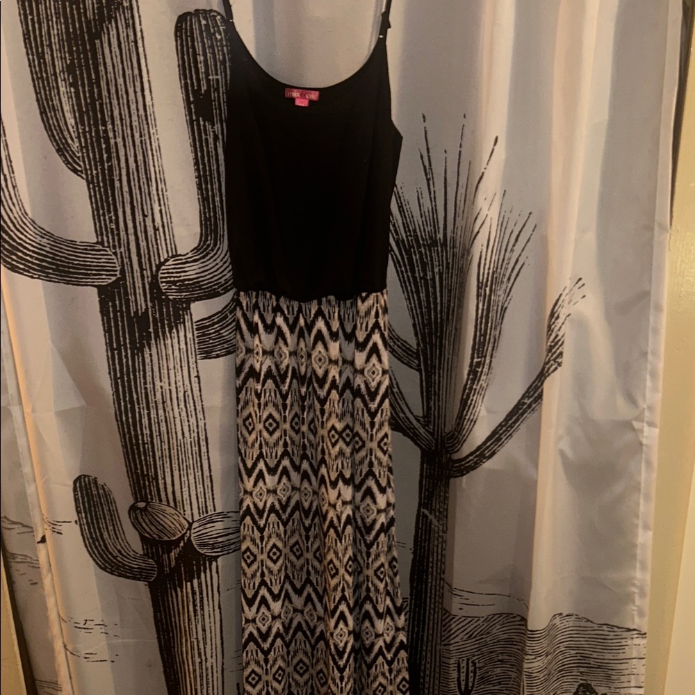 Mi Black and White Geometric Maxi Dress